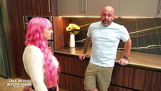 Intimt ansiktsmoment med porrstjärna styvdotter Skylar Vox