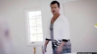 يا رجل, هذا المنحرف حصل على فتاة صغيرة 18+ تتجرد عارية للمتعة! 😜