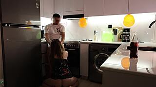 Naidin kaverin äitiä keittiössä heti syntymäpäiväjuhlien jälkeen