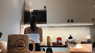 Perfecte Sylvia zonder bh toont geile tepels op keuken cam