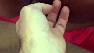 Topla sperma kaplja po globokem grlu. Kdo je pripravljen na drugi del tega seksi para?