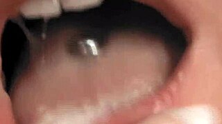 Vera Golden büyük beyaz kalçasını sert zonklayan yarağa vuruyor