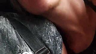 Můj kamarád mě honí, zatímco ho cucám v přeplněném vlaku