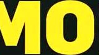 Så, den där blonda grannen med rakad fitta stönar högt under cuckold POV. Det är vilt att titta!