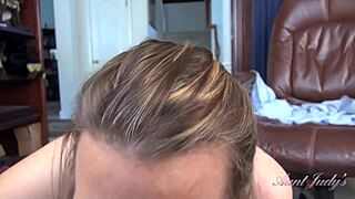 Hej, kolla moster Jayden, din 52-åriga stor-rumpa styvmoster, suger av dig POV!