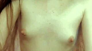 Vau, kakva kurva! Prstima pičku i dupe sa izbočenim bradavicama i mekim glasom!