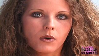 Nydelig brunette med store pupper stripper under damp casting