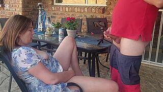 Jag fångade min väns fru som fingrade sig själv på terrassen och gick med i ömsesidig lek.