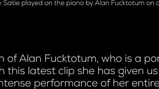 Piękne bi-dziewczyny w domowym trójkącie