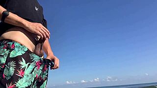 hey, dua gadis tak dikenali tengok saya lancap di pantai... nak teka ke mereka sertai?