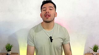 Ja, šéf barista, prinútil som novú zamestnankyňu cucnúť môj veľký kurac v sklade a na toaletách