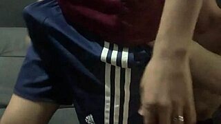 Novinho toerist verkent wilde pret in São Paulo op XVídeos rood.