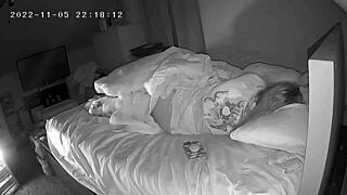 Frau schreit bei lautem Nacht-Orgasmus