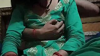 इंडियन भाभी की बड़ी टिट्स को देवर ने हार्ड प्रेस और सक्ड किया होममेड क्लिप में