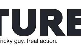 Kypsä nainen houkuttelee asiakkaan suihinpanolla hierontasalissa!