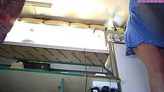 Sexy blonde stiefzus betrapt op voyeur cam upskirt