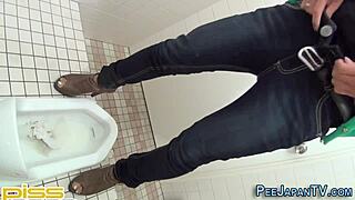 嘿，看这些日本女孩蹲着户外尿尿！😲