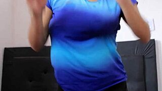 Insegnante di yoga scopa audacemente la tettona durante l'allenamento in azione casalinga bollente