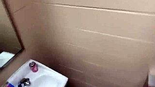 Emo slet krijgt FULL NELSON KONT KLAPPEN BEUKEN