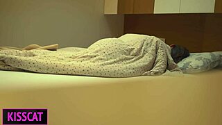 Velipoika katsoo äitipuolen masturboivan sohvalta sitten naisee hänet sängyssä