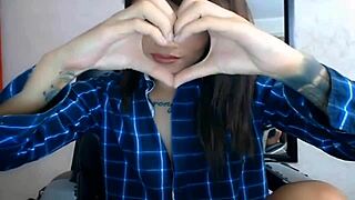 Лайвстрийм 2017 с красива транссексуалка Кимбърли Полици в синьо