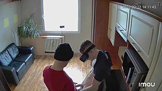 Йо, Scoout007 жестко трахает на кухонном столе!