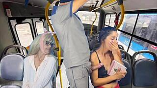 工人露鸡巴在公共公交车上磨蹭女人