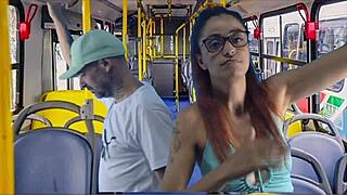 魅惑的な生徒が公共バスの中で触られて犯される