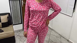 hijastra gnider på padrastros skød mens hun danser vildt