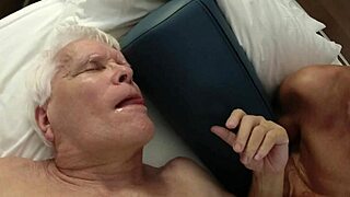 Napalony dziadek amputee cieszy się dojrzałym facialem