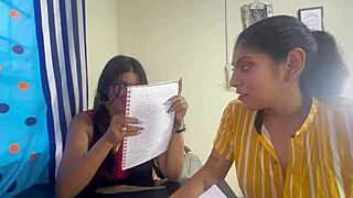 Zeleni stari moški in dve nedolžni študentki v mokrem trosomu