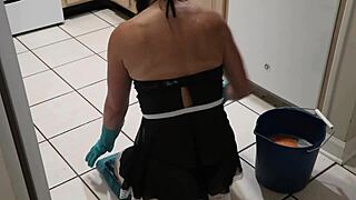 TMS-28 पेटाइट 18+ मिल्फ ऐनल टेल प्लग के साथ स्लेव सेव करती है। उसे यूएसए में डीपी और क्रीमपाई मिलती है