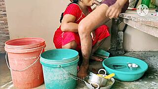 मैं डेसी मॉम्स के साथ जोर से जा रहा हूं, पड़ोसी लड़कों को रफ तरीके से चोद रहा हूं