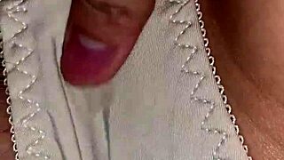 namorada vietnamita divide momento íntimo com amiga asiática