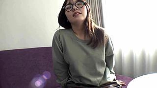 Serieus uitziende tutor met H-cup geniet van tepelspel