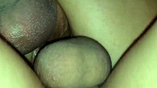 Adolescentă de 18 ani experimentează penetrare dublă a pizdei cu iubitul și fratele vitreg pentru creampie intens