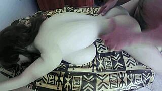 Cara solitário se alivia com boneca sexual em putaria íntima