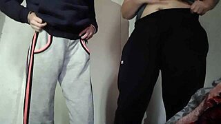 Sorpreso sorellastra a masturbarsi, mi sono unito per sessione orgasmi reciproci a casa