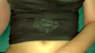 Busty 18letá Ivy Jewelz se nechá vyvrtat na gauči