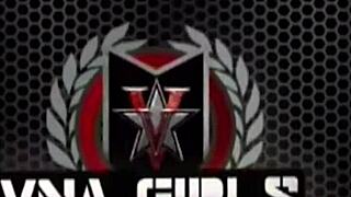 Hej, vill du se Alice Wonder dyka in i sexig lesbisk action?