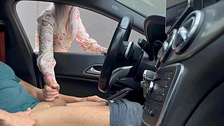 En jente fanger meg å runke i offentlig bil