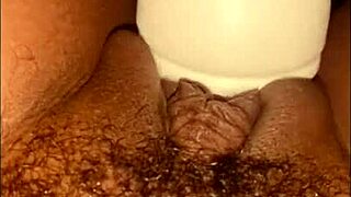 Gömbölyű fekete nő csábít szolópajzánkodással