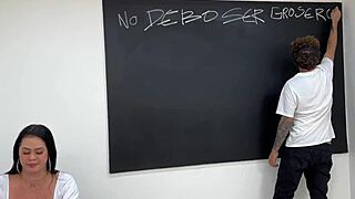 أملأ معلمة ساخنة بالكريم بعد ضربها البري في الفصل!