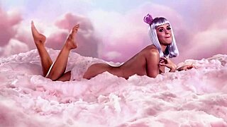Katy Perry desnuda mostrando pies descalzos en clip exclusivo