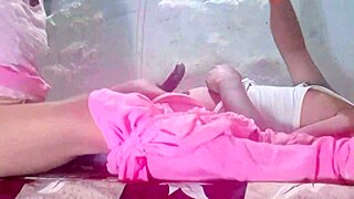 Zakaj se vitka varuška trdo jebe po čiščenju hiše?