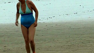 Hey, willst du meine lateinamerikanische Stiefmutter hart am Strand mit dem Sohn des Freundes ficken sehen?