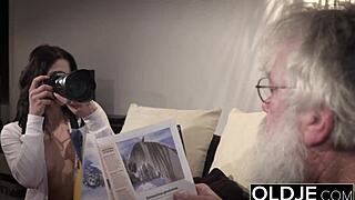 おじいちゃんが若い18+タイトマンコをドリルしながら彼女がおじいちゃんの古いチンポに騎乗。ワイルド老若18+衝突。