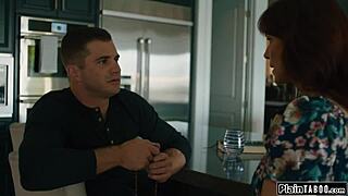 Starejša milf uči mlado punco pravega seksa. Pokazuje vsak liz in poljub za božanski užitek.