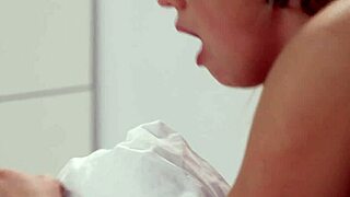 Mec, ma copine chaude Jolee Love prend grosse queue dans chatte juteuse !