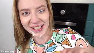 בלונדינית חמודה קריסטל מותחת תחת עם זין גדול לאורגזמה